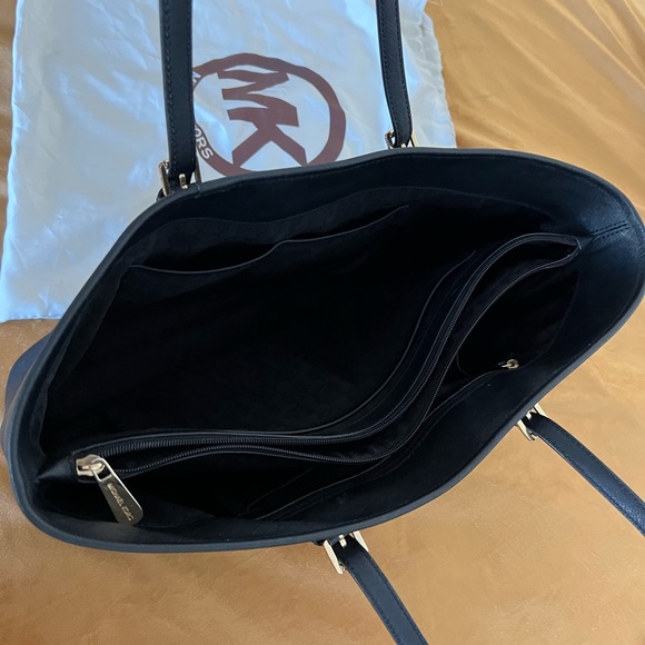 Michael Kors Jet Set Travel Tote in black. - Picture 4 of 6